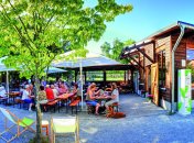 Zahlreiche Gäste am Weinprobier- und Schlemmerstand in Martinsthal im Sommer.