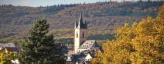Blick auf den Kirchturm der Pfarrkirche St. Antonius Eremita im Herbst. Blick auf den Kirchturm der Pfarrkirche St. Antonius Eremita im Herbst.