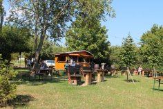 Rauenthaler Weinprobierstand lädt zum Genießen ein. Rauenthaler Weinprobierstand