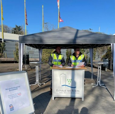 Julian Link und Markus Wolf von der Stadt Eltville am Kompass-Infostand