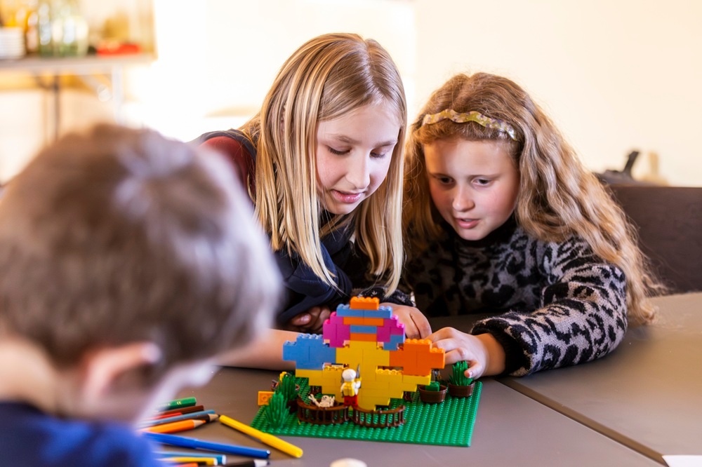 Zwei Mädchen bauen Lego