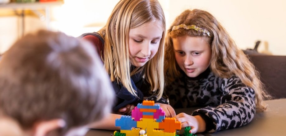 Zwei Mädchen bauen Lego