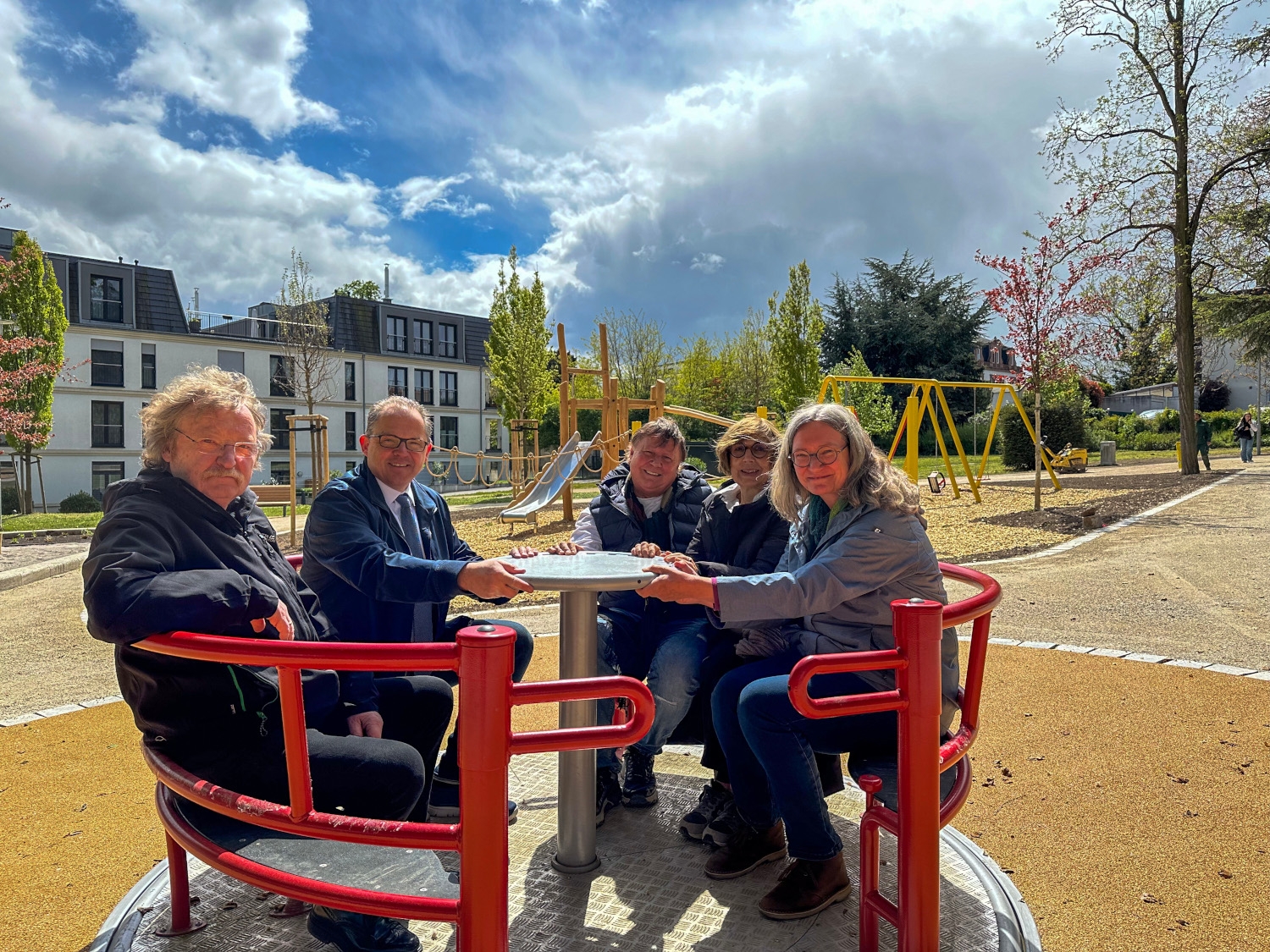 Gruppenfoto der Beteiligten im Karussell