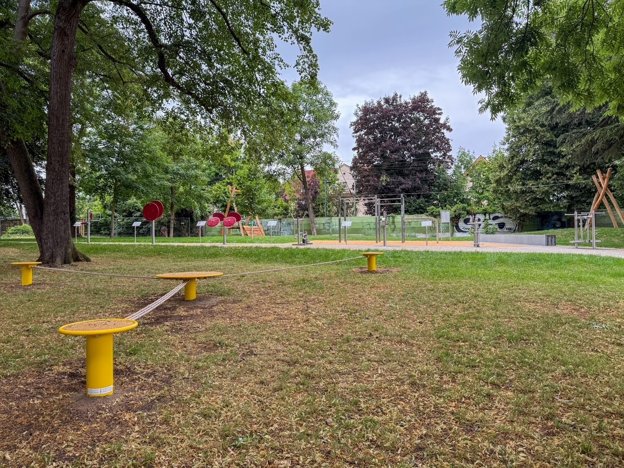 Blick in den Stadtpark mit den neuen Sportgeräten