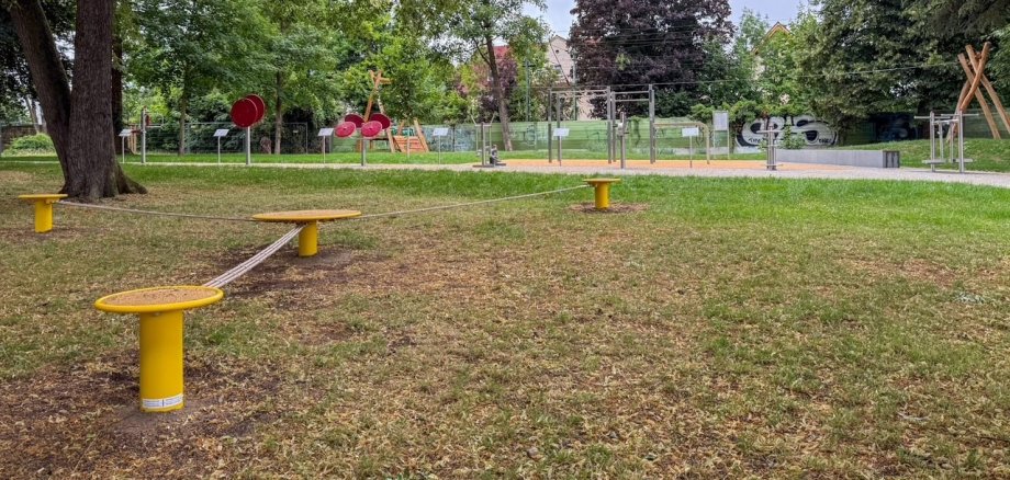 Blick in den Stadtpark mit den neuen Sportgeräten