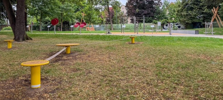 Blick in den Stadtpark mit den neuen Sportgeräten