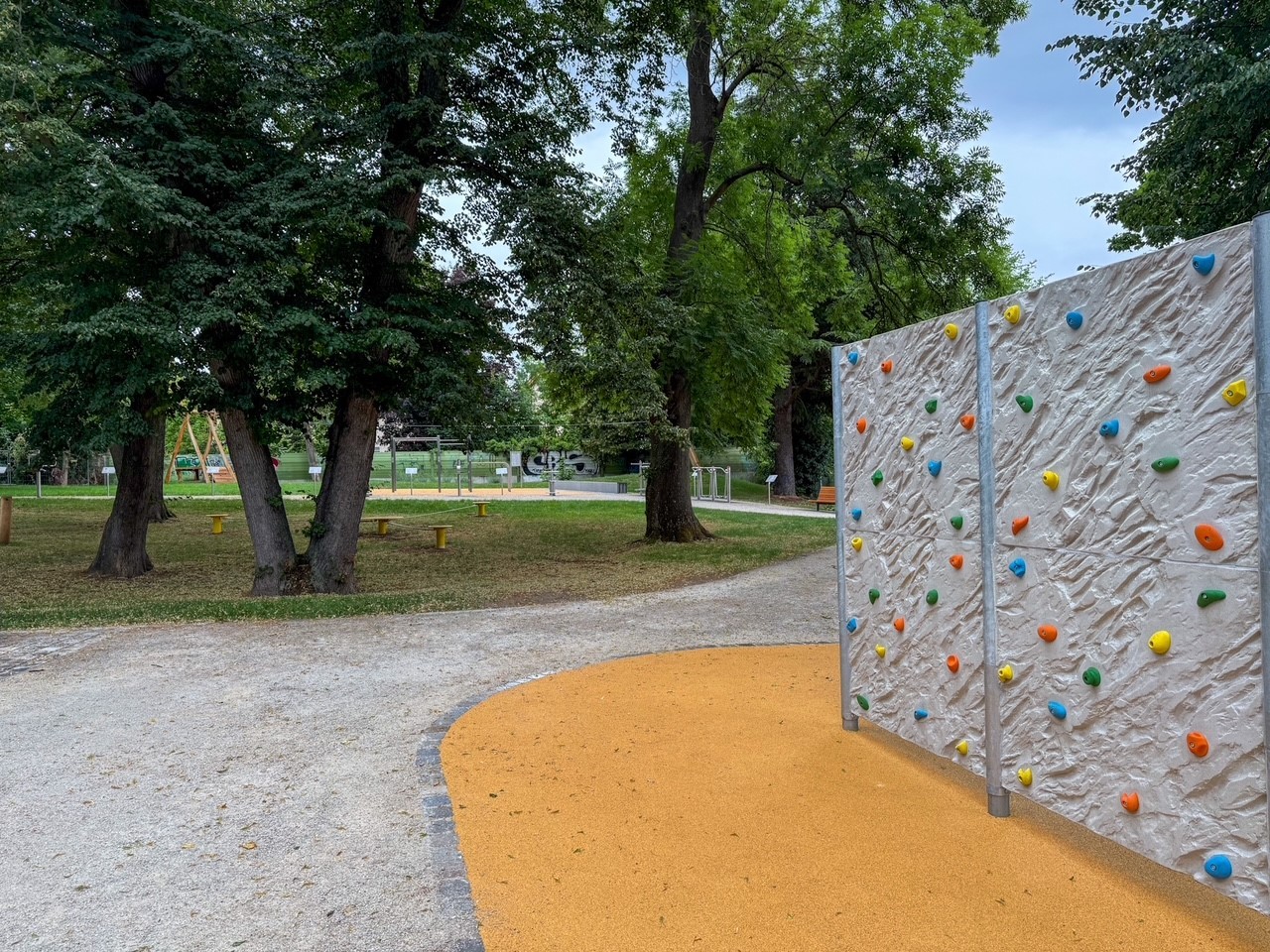 Eine neue bunte Boulderwand im Stadtpark