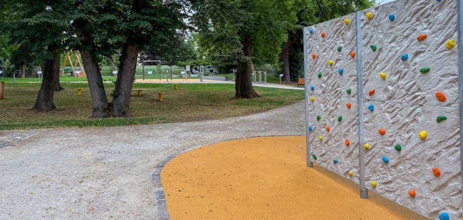 Eine neue bunte Boulderwand im Stadtpark