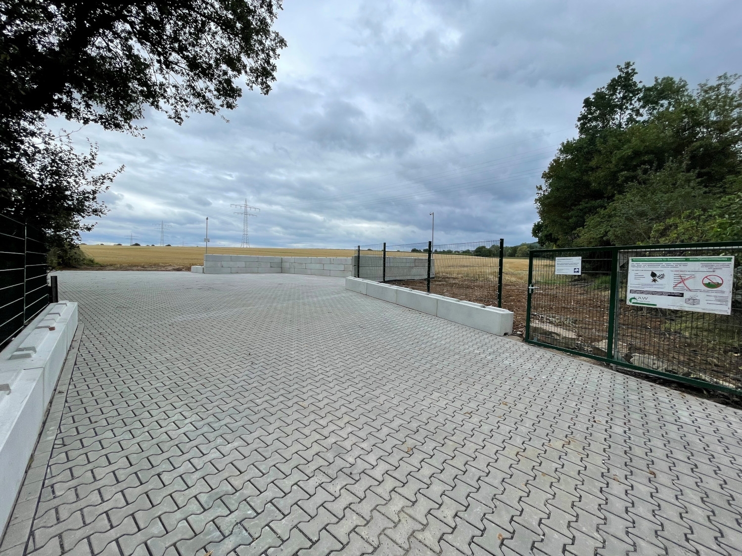 Blick auf den neu gepflasterten Grünschnittplatz