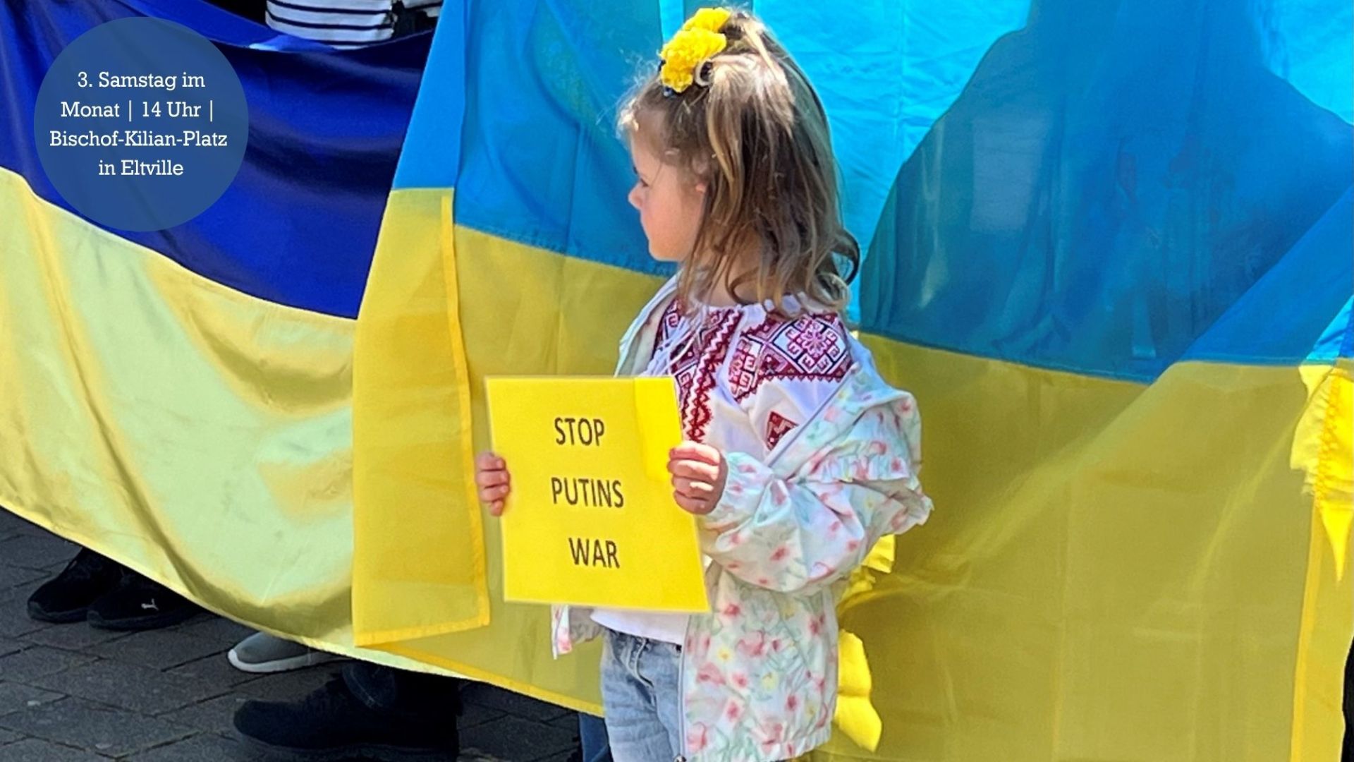 Kleines Mädchen hält Schild hoch "Stop Putins War"