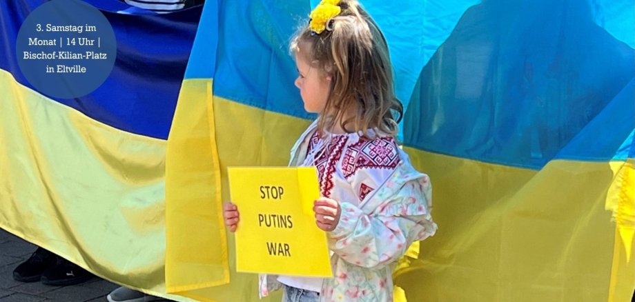 Kleines Mädchen hält Schild hoch "Stop Putins War"