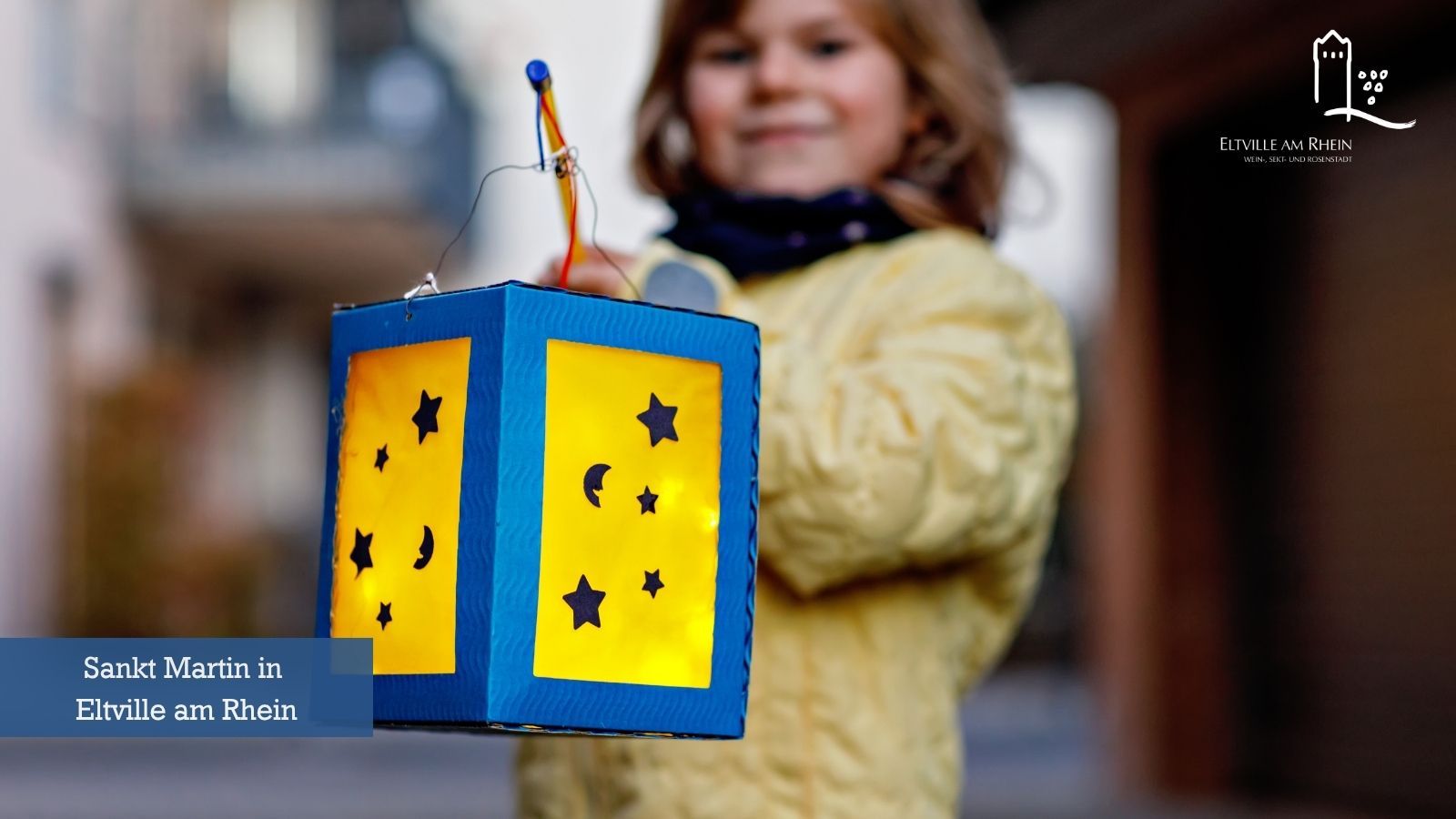 Kind im Hintergrund verschwommen hält Laterne fest, die im Fokus steht