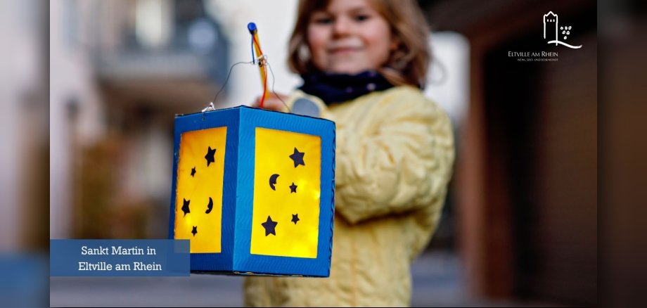 Kind im Hintergrund verschwommen hält Laterne fest, die im Fokus steht