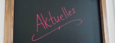 Symbolbild Aktuelles Auf einer schwarzen Tafel steht in rot "Aktuelles" geschrieben.