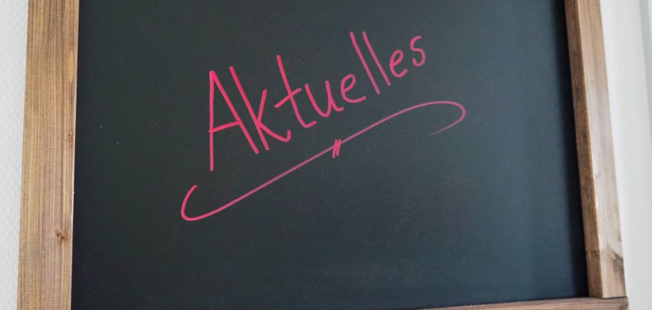Symbolbild Aktuelles Auf einer schwarzen Tafel steht in rot "Aktuelles" geschrieben.