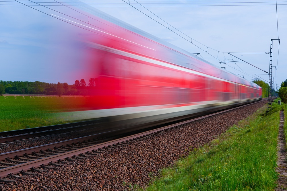 Regionalexpress von DB Regio verschwommen während der Fahrt