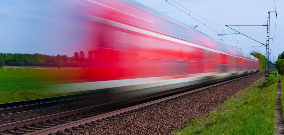 Regionalexpress von DB Regio verschwommen während der Fahrt