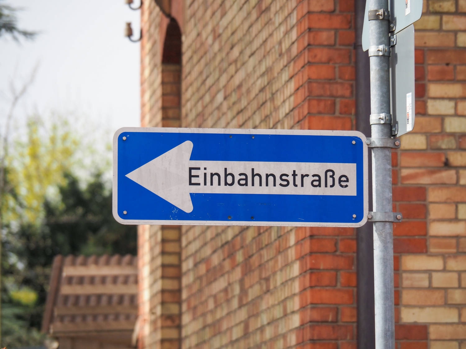 Symbolbild Einbahnstraße Einbahnstraßenschild zeigt nach links