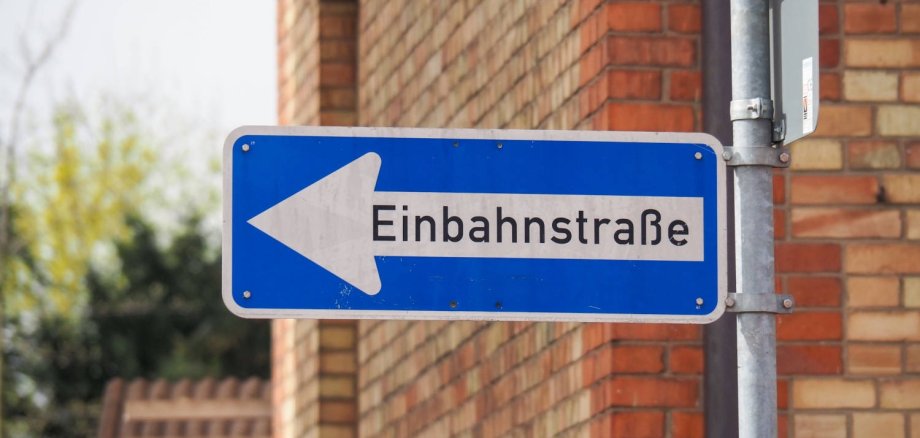 Einbahnstraßenschild zeigt nach links