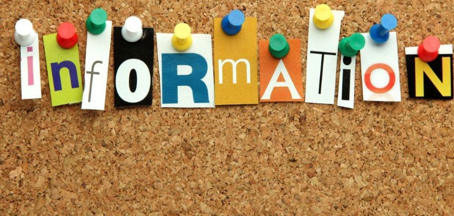 Pinnwand aus Kork an die einzelne Buchstaben zu dem Wort "Information" gepinnt sind