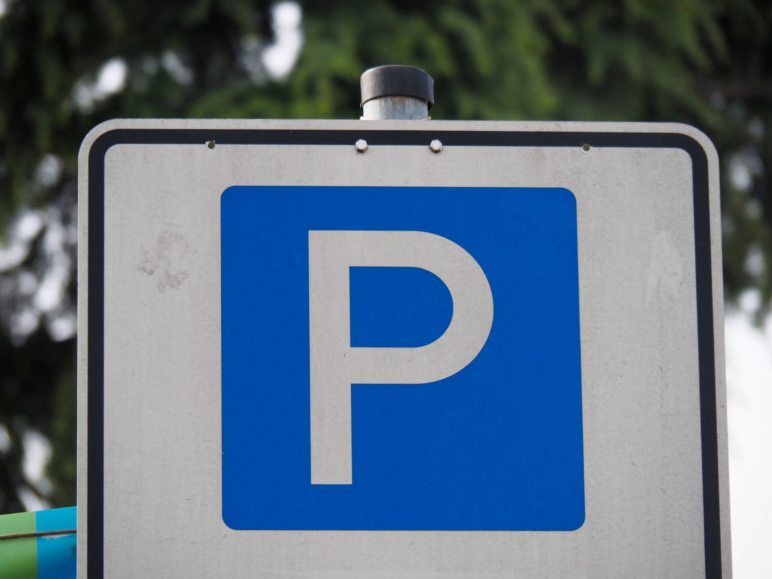 Symbolbild Parken Schild "Parkplatz"