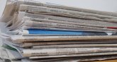 Symbolbild Presse / News Ein Stapel Zeitungen liegt auf einem Tisch.