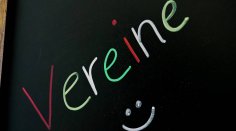 Symbolbild Vereine Auf einer schwarzen Tafel steht mit bunter Kreide "Vereine" geschrieben.
