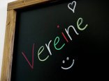 Symbolbild Vereine Auf einer schwarzen Tafel steht mit bunter Kreide "Vereine" geschrieben.