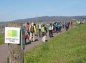 Wandergruppe läuft auf dem Gutenbergweg