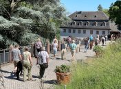Gruppe von Wanderern mit Lamas am Kloster Eberbach