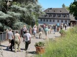 Gruppe von Wanderern mit Lamas am Kloster Eberbach