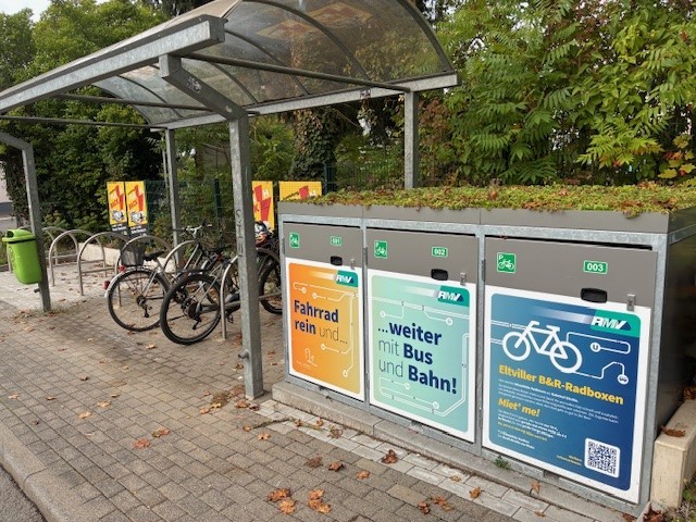Drei Radboxen am Bahnhof in Hattenheim
