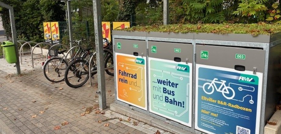 Drei Radboxen am Bahnhof in Hattenheim