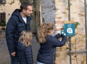 Vater mit zwei Töchtern beim Abscannen eines QR-Codes von Rheingau Geflüster
