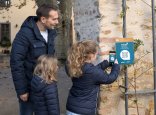 Vater mit zwei Töchtern beim Abscannen eines QR-Codes von Rheingau Geflüster