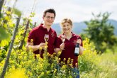 Weingut Offenstein Erben Zwei Personen mit Weingläsern in der Hand