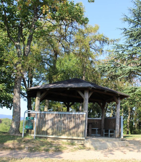 Die Grillhütte in Rauenthal kann angemietet werden. Blick auf die Grillhütte in Rauenthal.