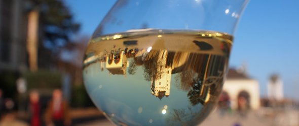 Die Kurfürstliche Burg spieglt sich in einem Weinglas.