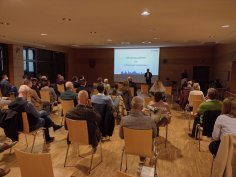 Rege Teilnahme herrschte beim 5. Rheingauer Handelsforum in Oestrich-Winkel. Blick von hinten auf die Teilnehmer, die einer Präsentation zuhören.