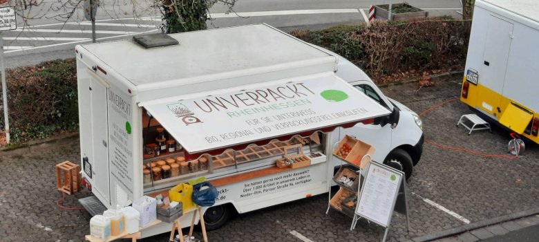 Auf dem Eltviller Wochenmarkt steht ab sofort ein Unverpacktmobil. Das Unverpacktmobil (von oben fotografiert) steht auf einem Parkplatz und wartet auf Kundschaft.