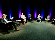 Talkrunde sitzt im Halbkreis beim digitalen Wirtschaftsdialog 2020.