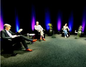 Talkrunde sitzt im Halbkreis beim digitalen Wirtschaftsdialog 2020.