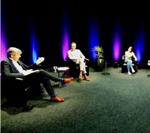 Talkrunde sitzt im Halbkreis beim digitalen Wirtschaftsdialog 2020.