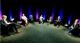 Der Wirtschaftsdialog 2020 fand digital statt. Talkrunde sitzt im Halbkreis beim digitalen Wirtschaftsdialog 2020.