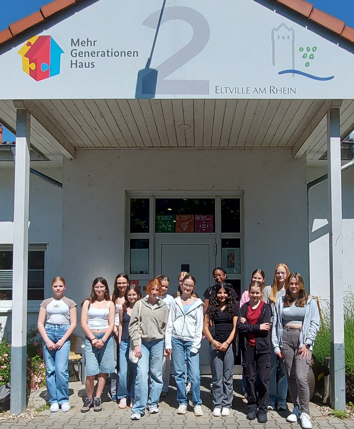 Gruppenfoto der neuen Babysitter vor dem Mehrgenerationenhaus