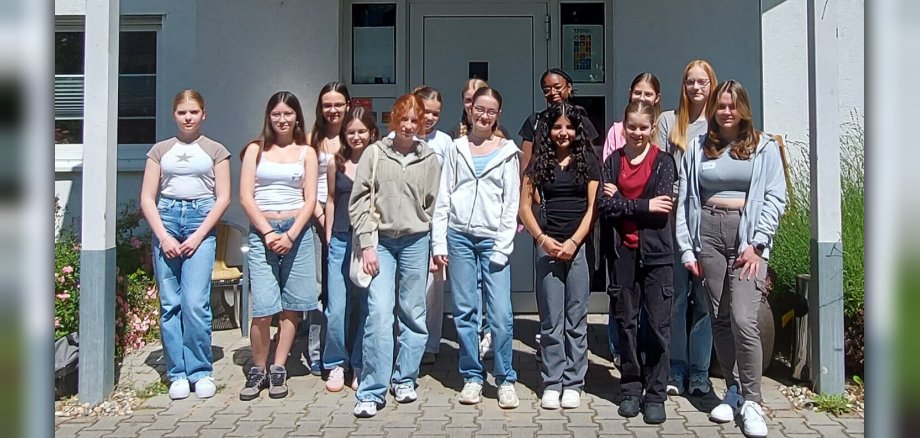 Gruppenfoto der neuen Babysitter vor dem Mehrgenerationenhaus