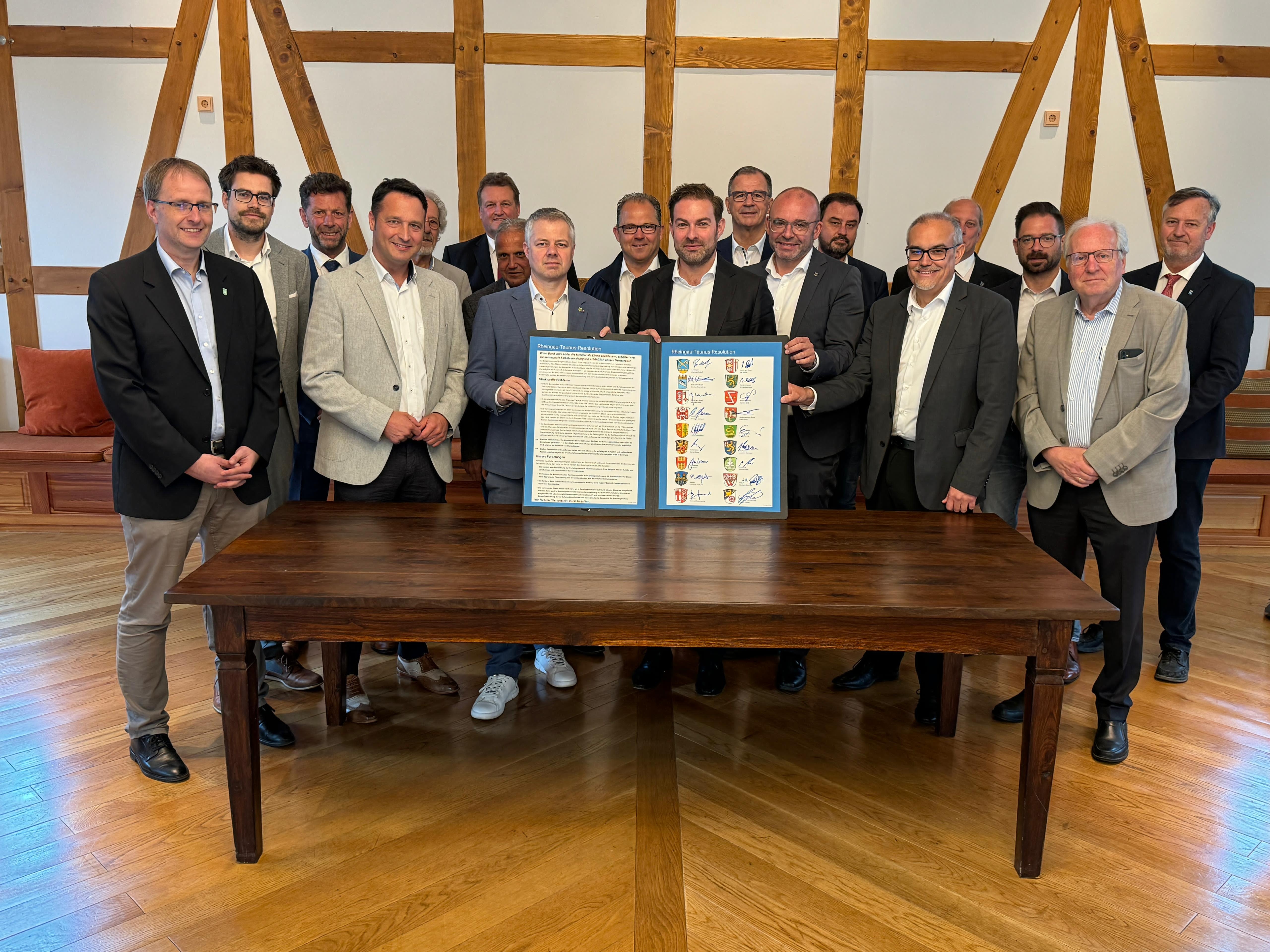 Gruppenfoto der Bürgermeister mit unterschriebener Resolution