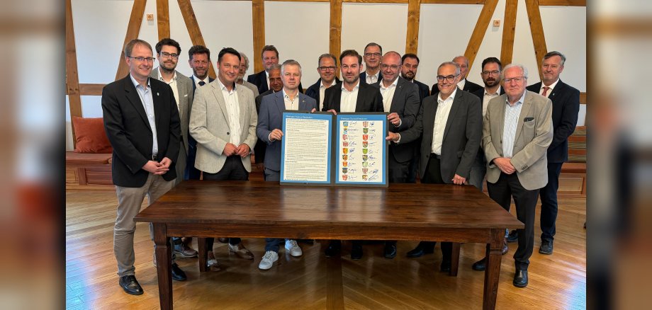 Gruppenfoto der Bürgermeister mit unterschriebener Resolution