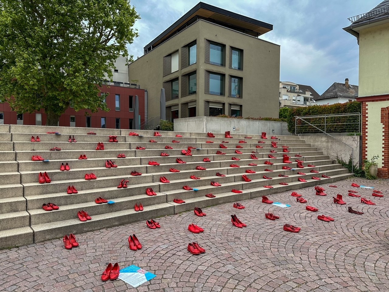 Rote Schuhe sind auf Treppenstufen aufgestellt