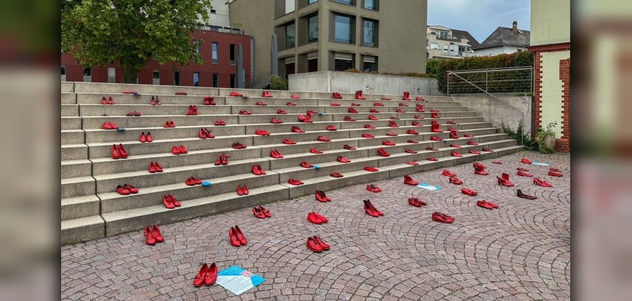 Rote Schuhe sind auf Treppenstufen aufgestellt